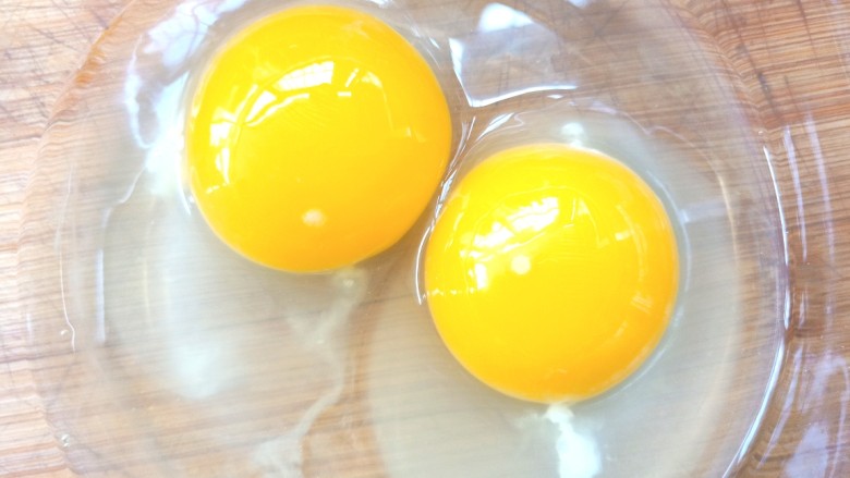 薄皮虾米鸡蛋韭菜盒子,碗中打入两个<a style='color:red;display:inline-block;' href='/shicai/ 9'>鸡蛋</a>，搅拌至蛋液