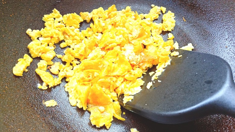 薄皮虾米鸡蛋韭菜盒子,起锅烧油，倒入蛋液炒成蛋碎