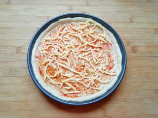 培根肉披萨,在饼底涂上一层番茄酱，撒上一层马苏里拉芝士。
