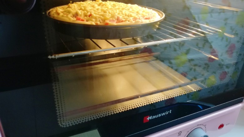 培根肉披萨,上下管200度烤20分钟。