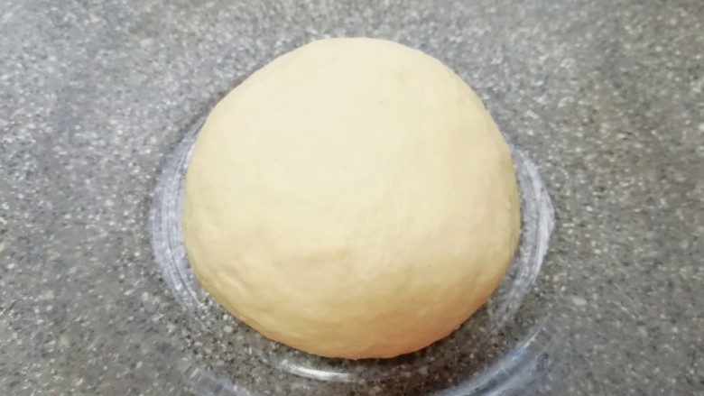 培根肉披萨,先用筷子挑拌成絮状，再揉成光滑的面团，盖上保鲜膜发酵至两倍大。