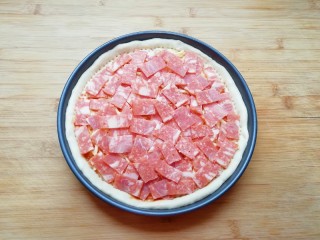培根肉披萨,铺上一层培根肉。