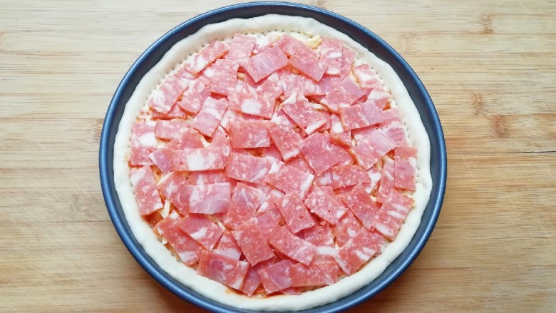 培根肉披萨,铺上一层培根肉。