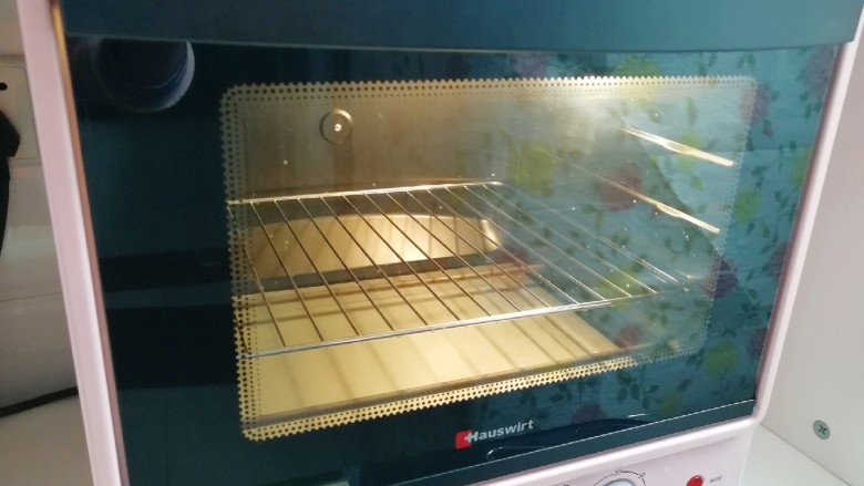 培根肉披萨,烤箱上下管200度预热。