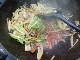 咸菜肉丝儿炒笋,下入青椒米辣，加入盐，味精翻炒均匀出锅装盘。