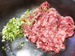 猪肉秋葵馅水饺,猪肉和大葱分别剁碎
