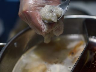 虾滑球（低淀粉大颗粒版）,汤底加虾头，葱姜和盐，手套抓取虾滑，挤出球状，用勺子挖入锅中