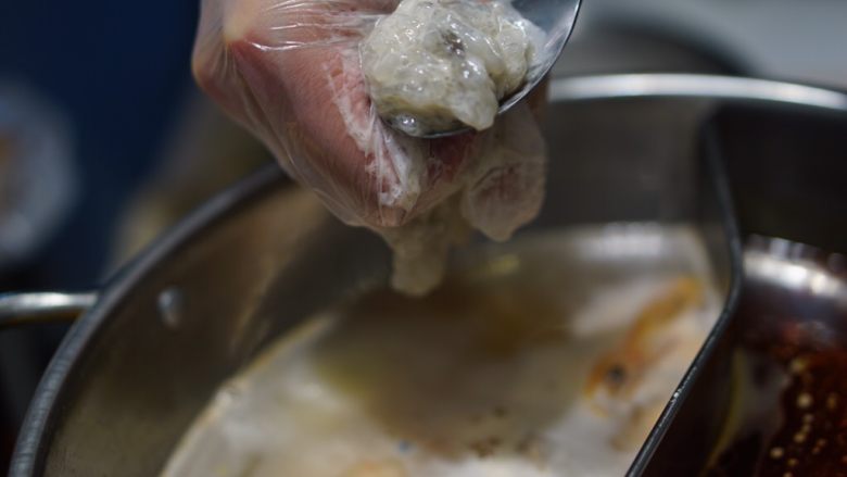 虾滑球（低淀粉大颗粒版）,汤底加虾头，葱姜和盐，手套抓取虾滑，挤出球状，用勺子挖入锅中