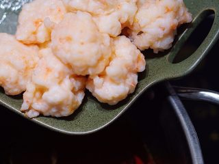 虾滑球（低淀粉大颗粒版）,虾滑的颗粒感很足，因为是新鲜的虾很鲜甜
