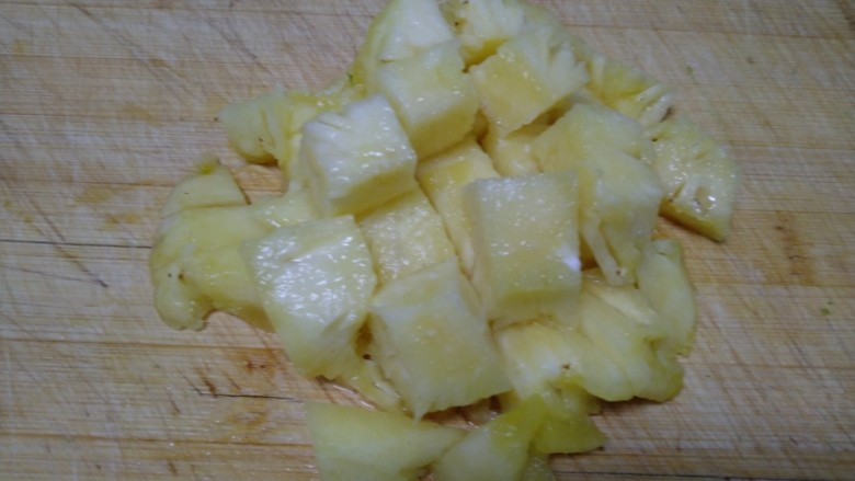 板栗南瓜盅,菠萝切块。
