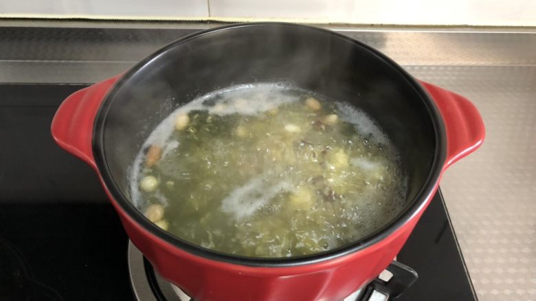 杂粮粥,开锅后转小火煮半小时，不时搅拌