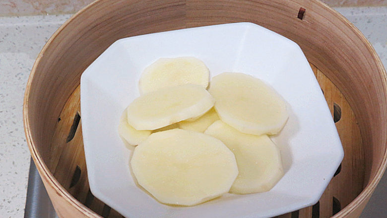 可爱滴迷你小面包~【土豆香葱餐包】,土豆切片放锅中蒸熟