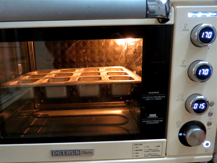 可爱滴迷你小面包~【土豆香葱餐包】,放入预热好的烤箱中层上下管170度烤制12-15分钟