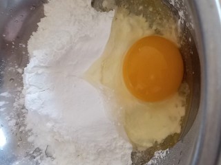 酸汤小酥肉,鸡蛋打入淀粉拌匀