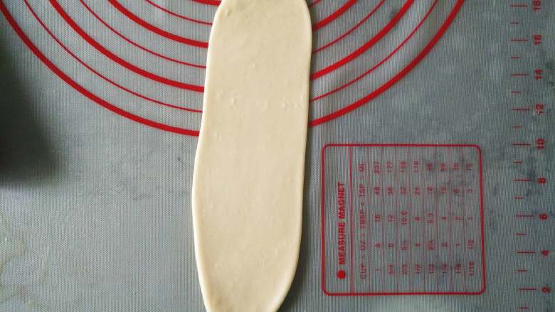 鱼松芝士纸杯面包,擀成长椭圆形