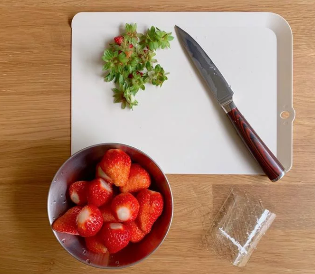 草莓牛奶布丁,草莓以活水洗净，沥乾后稍微擦拭掉水份，去除蒂头再秤重。吉利丁片剪成小块状。
p.s. 如使用吉利丁粉请参照包装上指示，用量和片状一样。