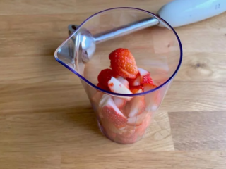 草莓牛奶布丁,草莓切成小块，用搅拌棒或是果汁机打成泥状