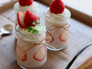 草莓牛奶布丁,蒋蒋，这样就完成啦酸酸甜甜的草莓牛奶布丁。