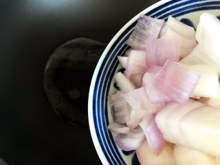 芽芽私房菜～咖喱鸡翅中,待锅内油七分热时下洋葱