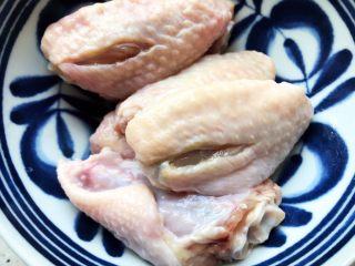 芽芽私房菜～咖喱鸡翅中,鸡翅中洗净之后在肉厚的部位切上两刀