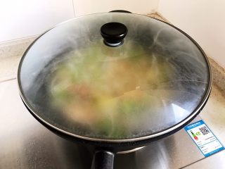 芽芽私房菜～咖喱鸡翅中,大火烧开之后盖上锅盖，转中小火，煮15分钟