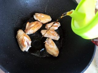 芽芽私房菜～咖喱鸡翅中,加适量料酒