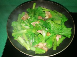 猪肉炖春菜,加适量的盐翻炒均匀