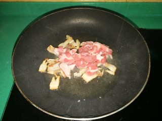 猪肉炖春菜,然后放入瘦的部分