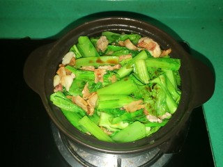 猪肉炖春菜,全部倒进砂锅里，加适量开水，两汤匙酱油