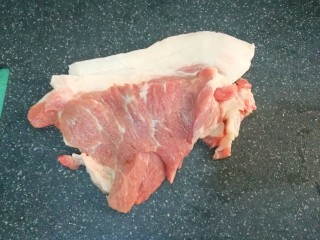 猪肉炖春菜,前腿肉洗干净