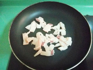 猪肉炖春菜,准备一个锅，放入肥的部分，煎出油来
