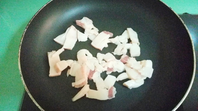 猪肉炖春菜,准备一个锅，放入肥的部分，煎出油来