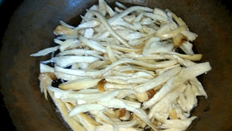 炝拌杏鲍菇,锅中放入适量清水 ，放入杏鲍菇，烧开几分钟