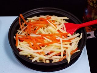 家常辣炒土豆丝,加入土豆丝和焯水的胡萝卜丝。