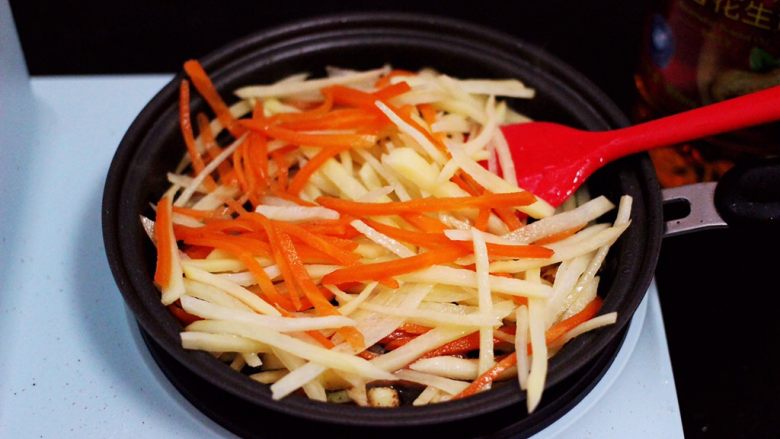 家常辣炒土豆丝,加入土豆丝和焯水的胡萝卜丝。