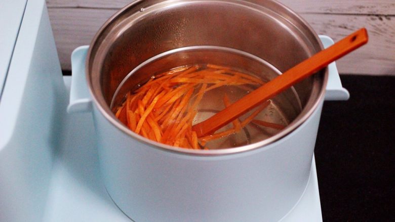 家常辣炒土豆丝,放入适量的盐，把胡萝卜丝进行焯水 ，看见胡萝卜丝变软捞出沥干水分备用。
