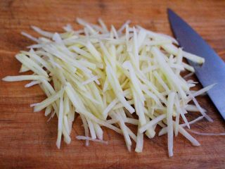 家常辣炒土豆丝,把去除外皮的土豆洗净后用刀切成丝，请忽略我的刀功。