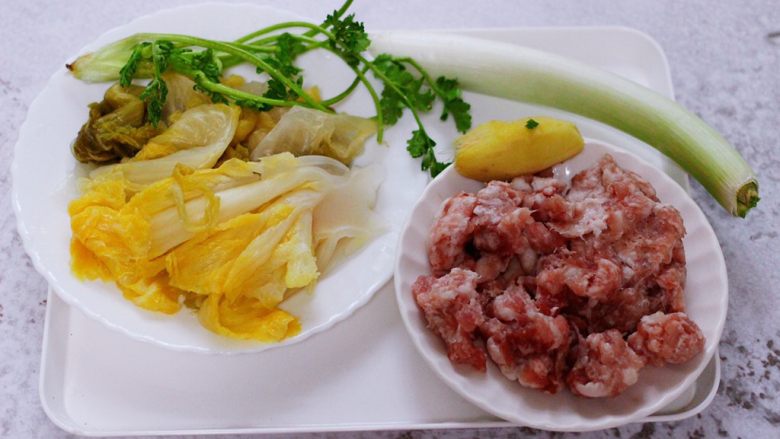 酸菜猪肉粉嫩饺子,首先备齐馅料的食材。