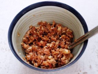 酸菜猪肉粉嫩饺子,把所有的调料和食材混合均匀后，用筷子顺时针方向搅拌上劲后。