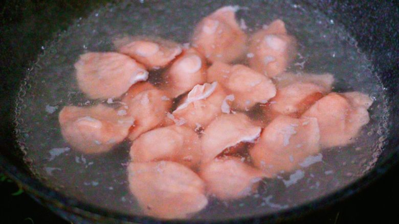 酸菜猪肉粉嫩饺子,锅中倒入适量的清水煮沸后，加入包好的饺子。