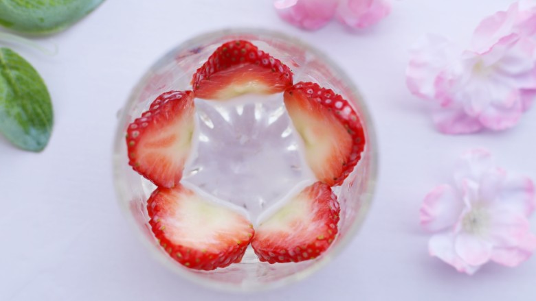 两分钟自制超nice的草莓奶昔,装饰杯子内侧。