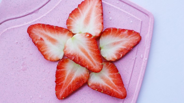 两分钟自制超nice的草莓奶昔,切出6片草莓。