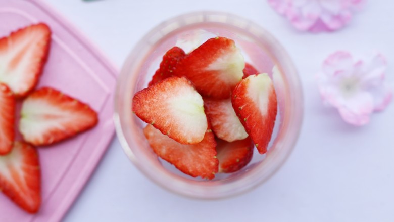 两分钟自制超nice的草莓奶昔,其余切块放入果汁机中。