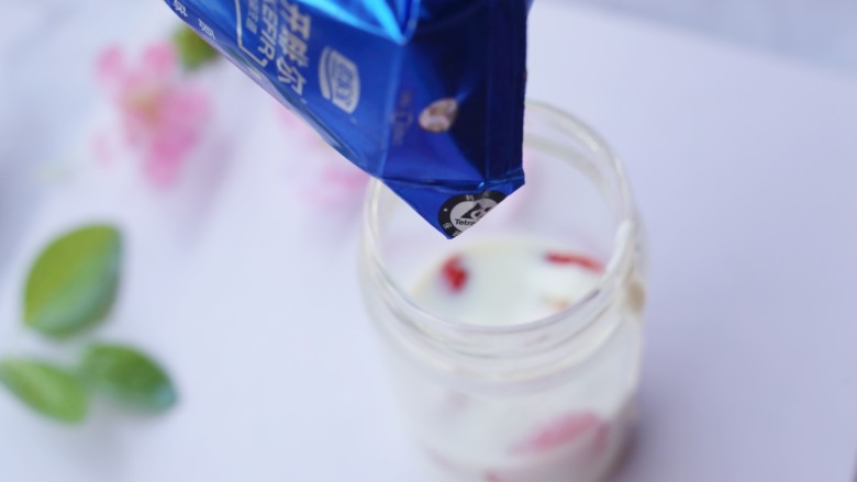 两分钟自制超nice的草莓奶昔,将酸奶倒入杯中。