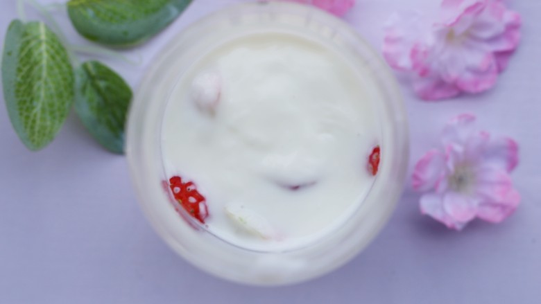 两分钟自制超nice的草莓奶昔,加入2勺澳优爱优奶粉。