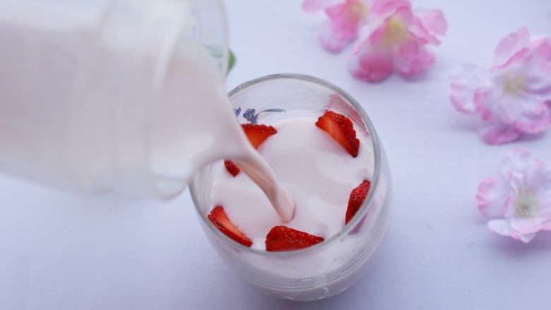 两分钟自制超nice的草莓奶昔,慢慢倒入杯中。