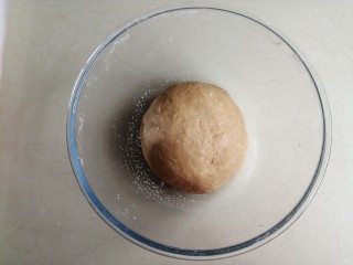 红糖红枣馒头,揉成较光滑的面团，为方便揉面，将面粉倒在案板上揉更好