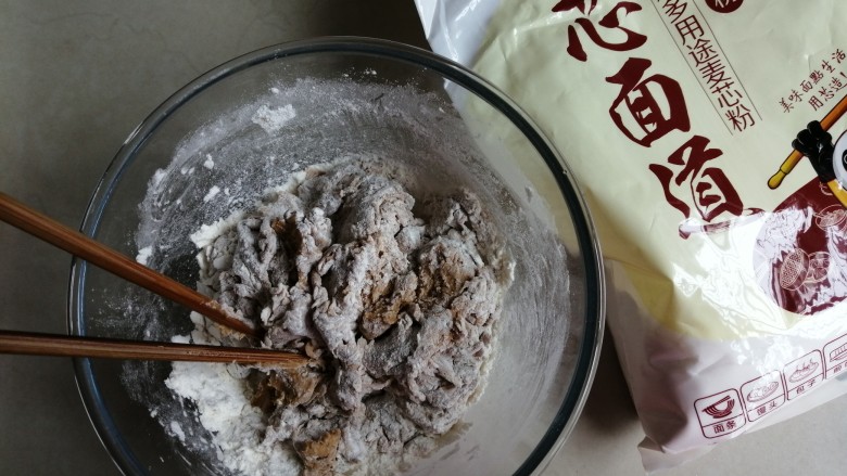 红糖红枣馒头,将红糖酵母水倒入面粉里，用筷子搅拌成絮状