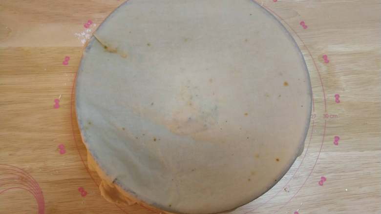 北极甜虾披萨,面团揉圆放盆中，表面盖湿布