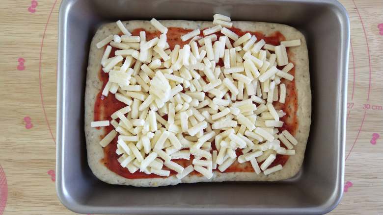 北极甜虾披萨,撒上一层马苏里拉奶酪丝，可以多多的撒，烤好以后多多的奶酪